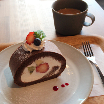 キッサ マシマロ 名古屋平針 ショコラとフルーツのロールケーキ わんこと一緒にシンプルキャンプplus