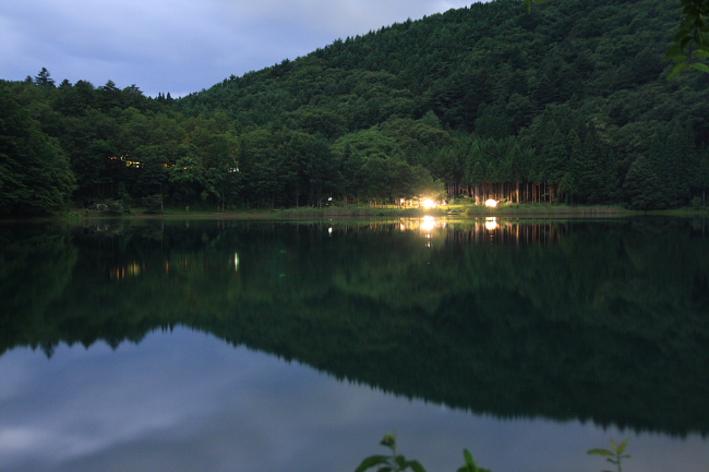 夜の湖